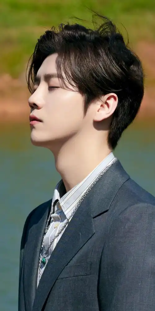 有没有关于鹿晗的惊艳照片可以做壁纸套图的