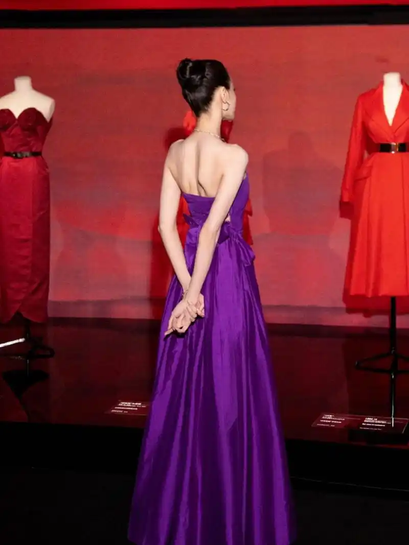 迪丽热巴紫色抹胸开叉裙大赏,优雅高贵迷人至极,让人心动不已!