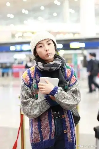 18岁张子枫素颜搭机,边赶路边吃棒棒糖,可爱至极像邻家小妹