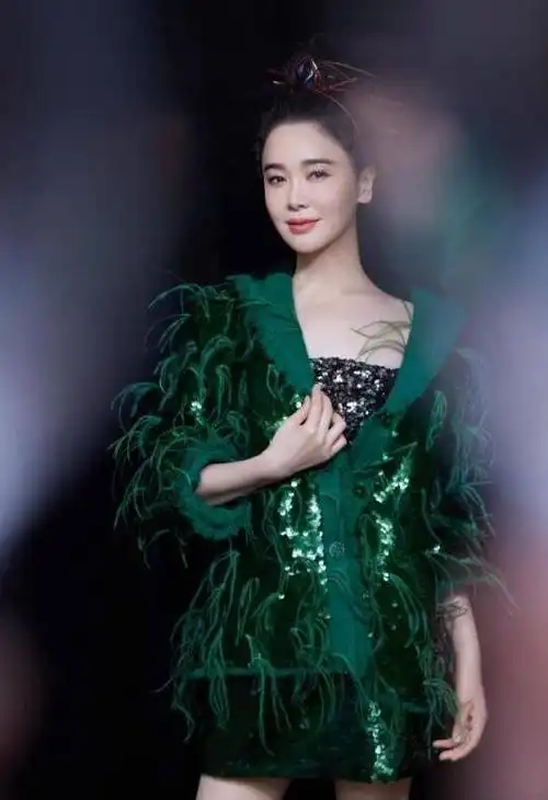 事实证明,47岁的左小青,已经活成了自己想要的样子