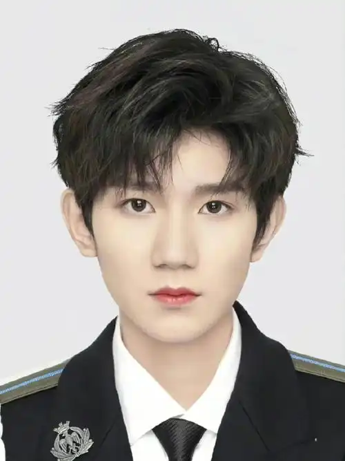 内娱男明星的证件照#王源真好看 星星眼好漂亮    期待 我看见两朵一