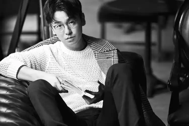 雷佳音写真曝光 "眼"技撩人痞范儿十足