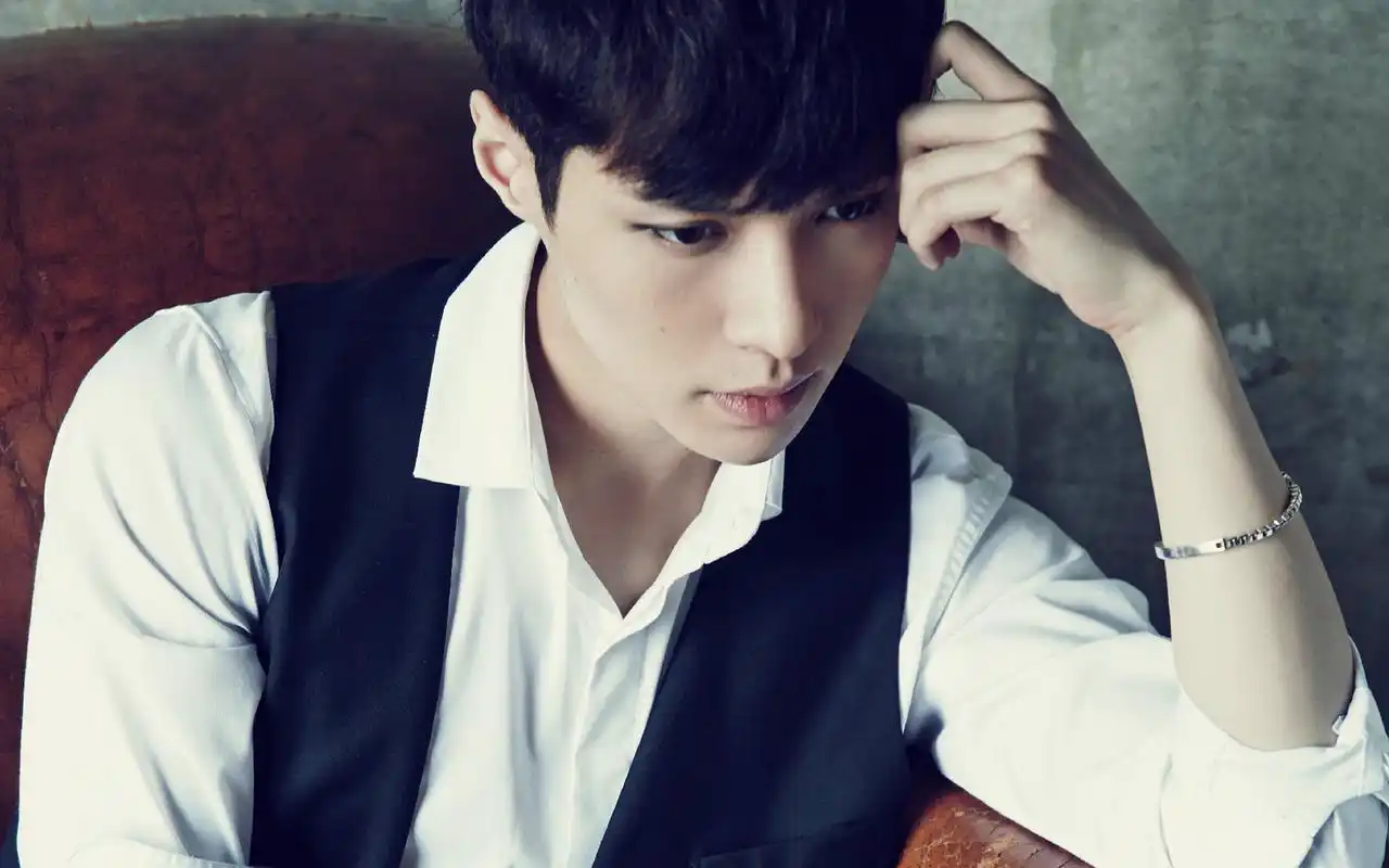 小骄傲张艺兴魅力时尚写真图片桌面壁纸