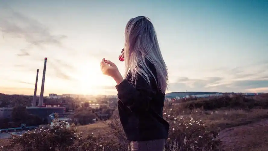 独自一个人喝酒的图片意境