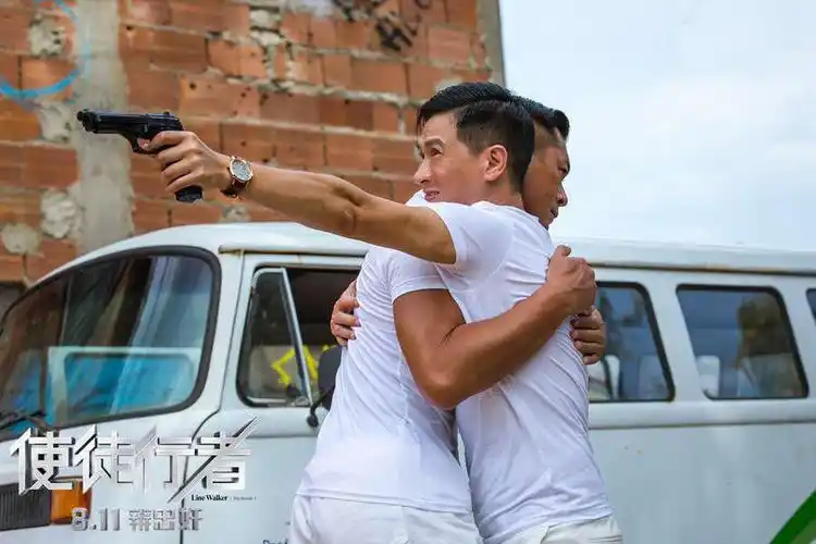 今天去看了《使徒行者》,快结尾那个古天乐和梁家辉一起掀桌子的镜头