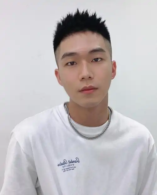 高中生男生发型(高中男生长发发型)