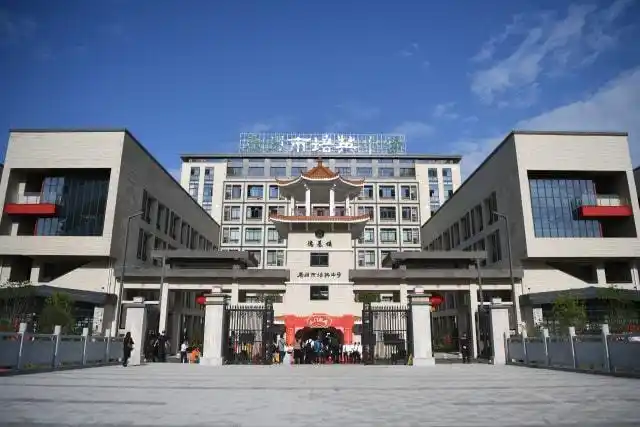 云城校区开启新征程10月18日,广州市培英中学白云新城校区正式启用