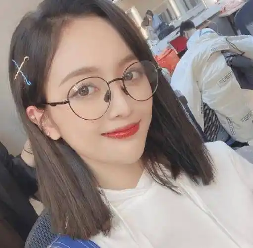 吴宣仪在家秀厨艺被嫌弃,更博晒素颜自拍照,皮肤状态惹人羡!