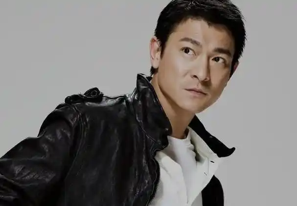 每日听首粤语歌17岁刘德华唱出自己成名之路的艰辛让人百听不厌