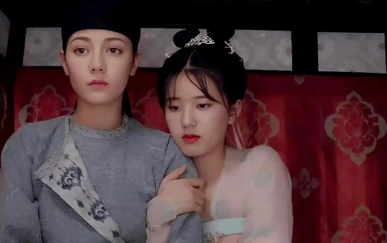 可以说,与迪丽热巴同框时,赵露思的普通气质显得格外明显.