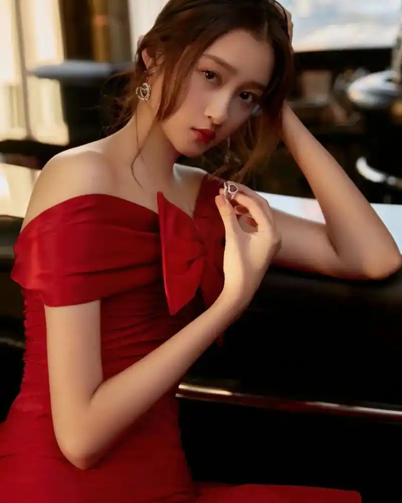 关晓彤# 一袭红色抹胸蝴蝶结礼服,清纯甜美的容颜,窈窕曼妙的身材