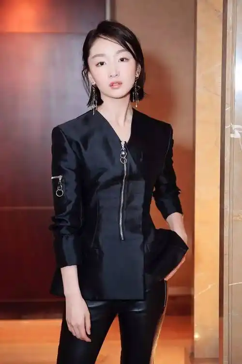 从时尚小白到穿衣榜样,周冬雨的法宝是它