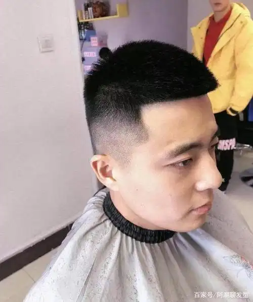 年末超好看的4款男生发型参考,剪完时尚个性涨颜值!