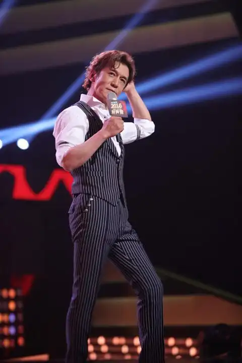 李咏好声音首秀速度放慢10次口播8次卡壳