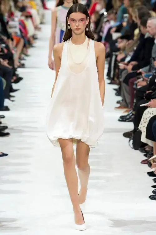 valentino(华伦天奴)于巴黎时装周发布2018春夏系列时装秀
