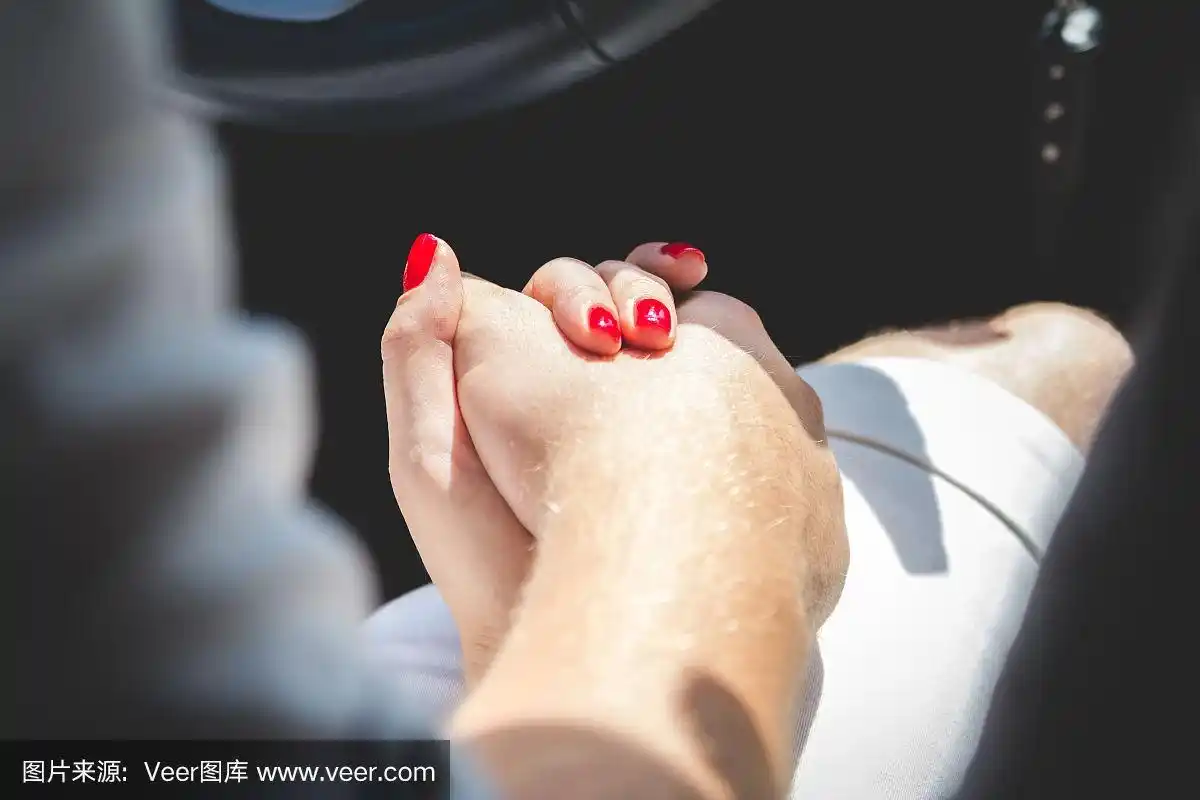 在车里牵着手的恩爱夫妻