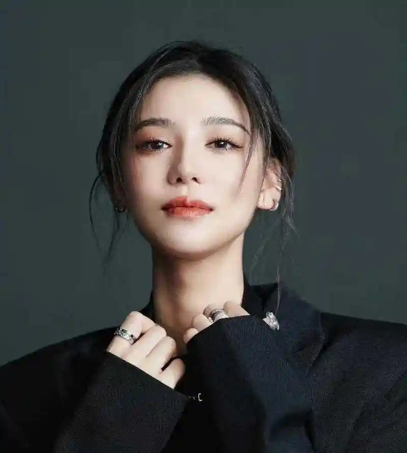 其实之前陆翊也发过一些音乐作品,但是并没有发行实体唱片