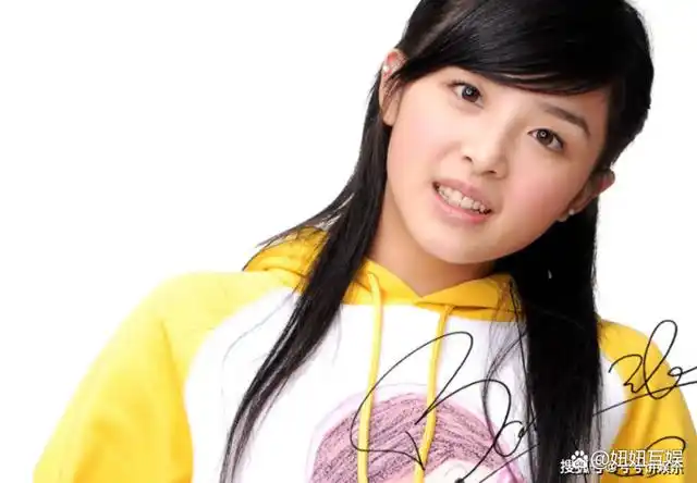 2004年,一档非常火爆的选秀节目超级女声,点燃了很多80, 90后的夏天