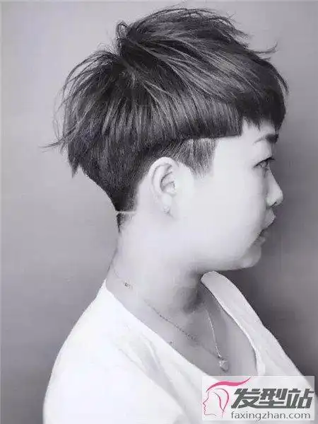 两边铲青侧削发型当然了,如此特立独行的发型款式.