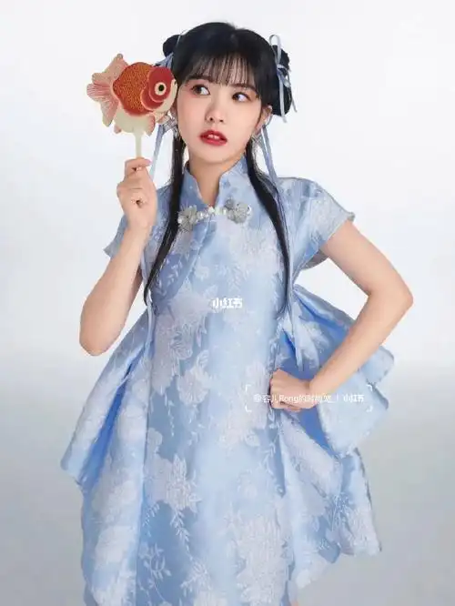 赖美云刺绣旗袍领荷叶边连衣裙