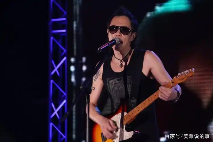 黄贯中是玩乐队的,每次搞录音下班都很晚,但他无论多晚下班,都会开车