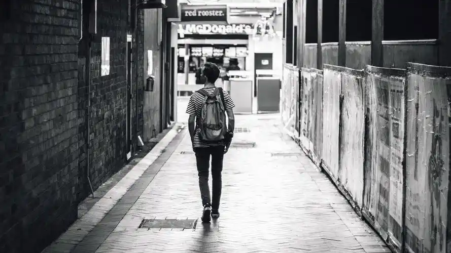 欧美男生背景黑白高清壁纸