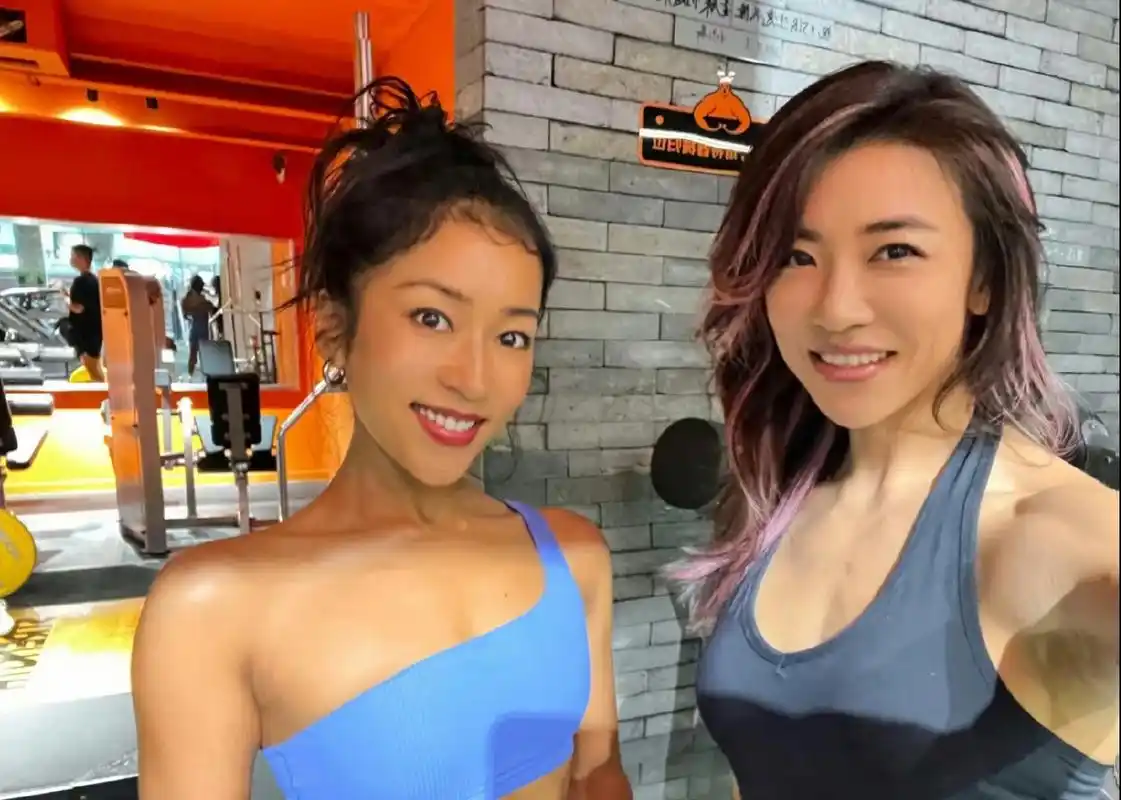 有网友与吉克隽逸健身合照,称她比电视上还美(原来明星在现实生活中头