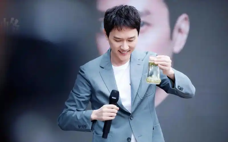 今天下午,冯绍峰现身成都宽窄巷子出席某品牌活动