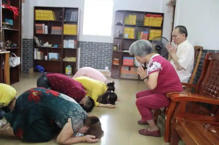 【向父母亲恭敬叩拜生养之恩!】