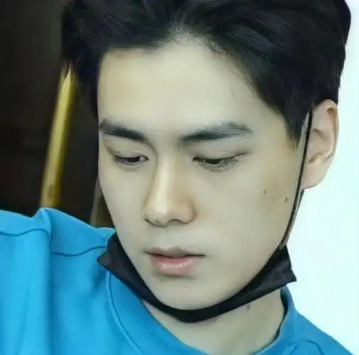 胡一天真的变丑了?好像没有