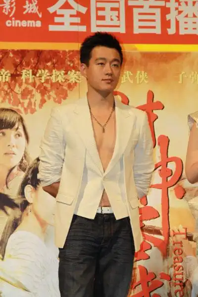 佟大为亮相《财神客栈》发布会 造型惹健硕身材