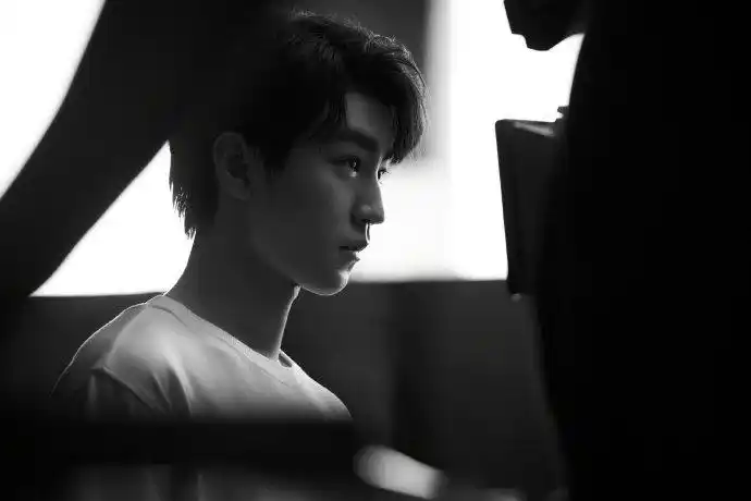 王俊凯侧颜黑白大片##王俊凯黑白侧颜花絮照