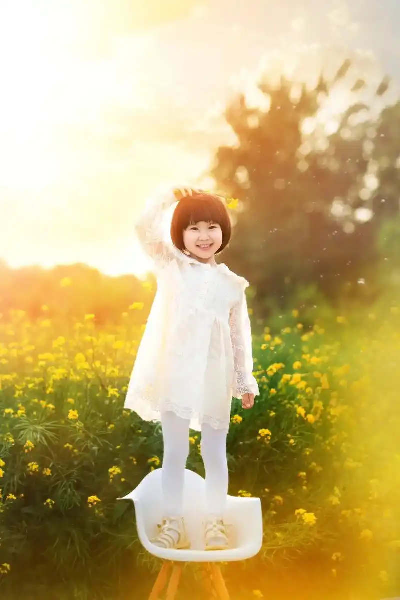 儿童外景油菜花