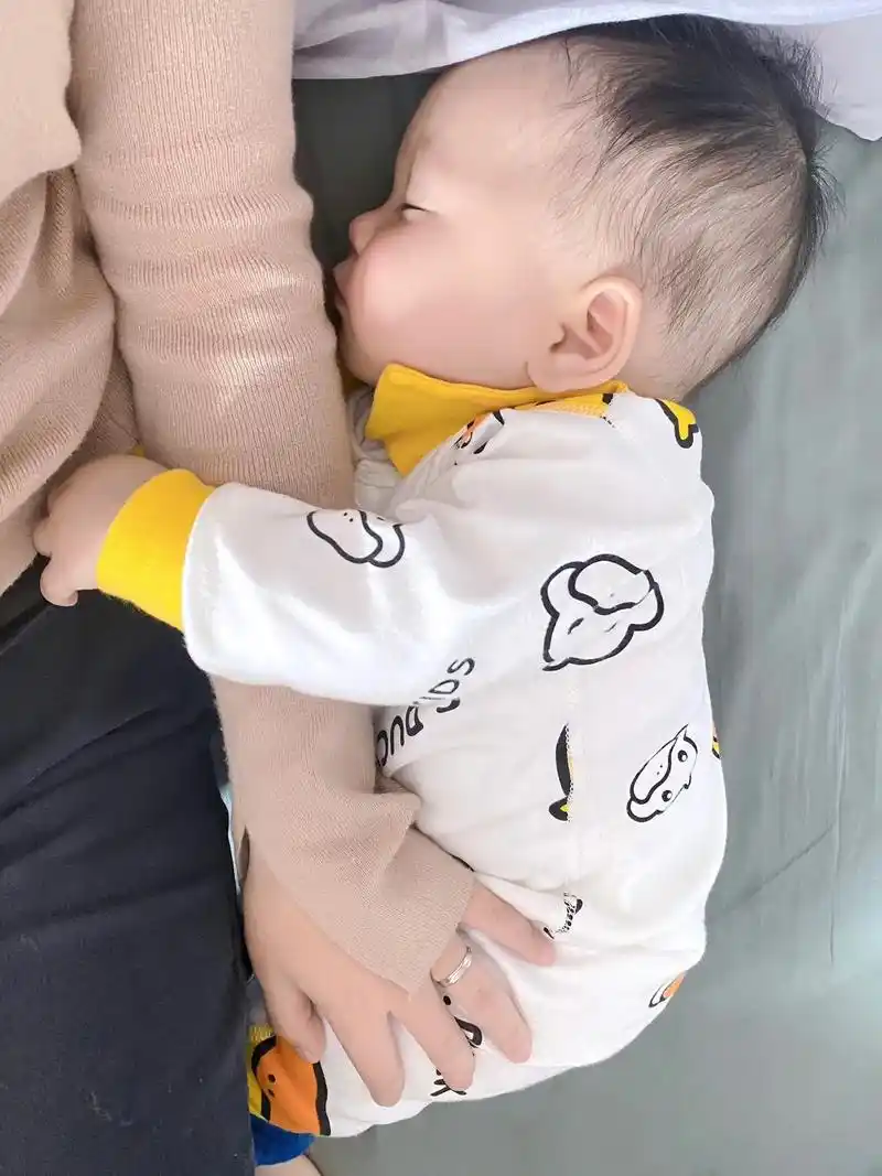 小树袋熊一样挂在身上#vlog日常 - 抖音