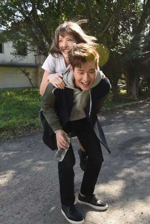 继500万点阅夯歌「以后别做朋友」周兴哲再一力作「学著爱」mv 找来