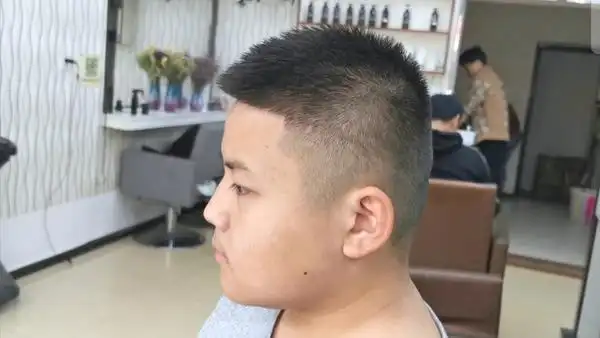 大圆脸男生发型就剪这款"寸头" 瘦脸显气质免打理 时尚有魅力