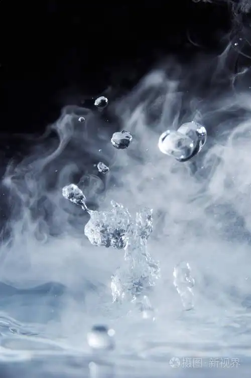 与蒸汽在黑色背景特写的沸腾水飞溅.