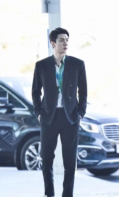 魅力男孩吴世勋换上西装也是性感的型男!热爱音乐也有时尚情怀!