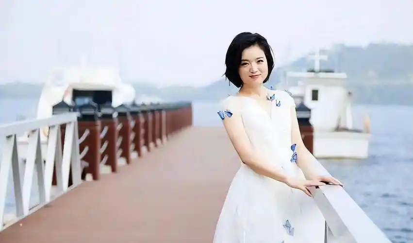 原创歌手白雪中年离异后44岁再嫁小8岁老公如今生活太幸福