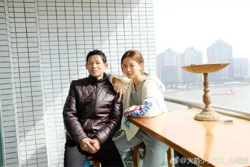 杨超越晒照将父母接来上海一起过年,父女俩街上比心太萌了