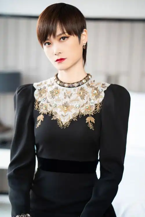 李宇春金色花卉刺绣礼服性感图片写真_明星_美桌网