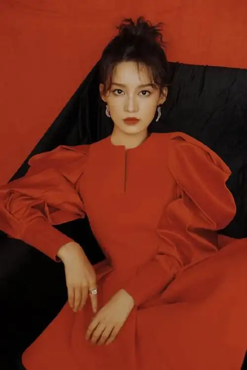 李沁身穿一袭红色灯笼袖小礼服美艳优雅喜庆的造型增添节日气氛