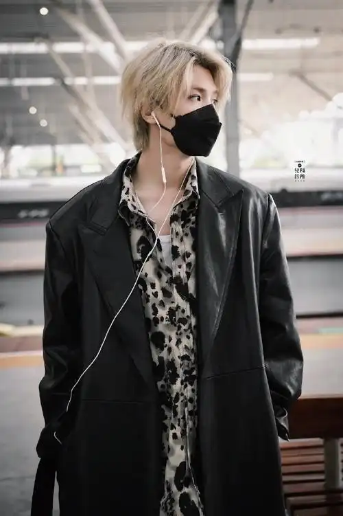 黄明昊豹纹衬衫皮衣造型