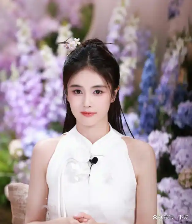 白鹿的紫色眼妆真的巨好看,与程潇白色玫瑰套装裙对比,谁更吸睛