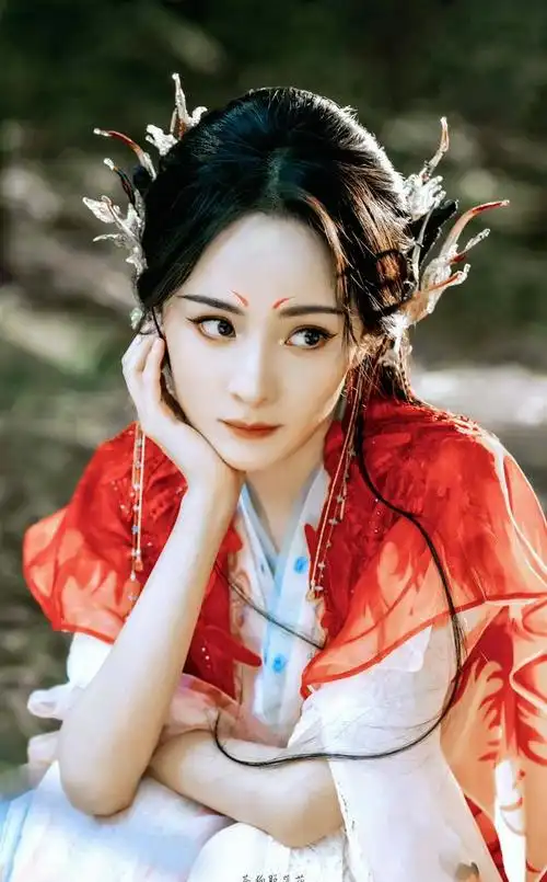 《狐妖小红娘》发布会,杨幂说争取不让动漫粉失望,红衣造型绝了