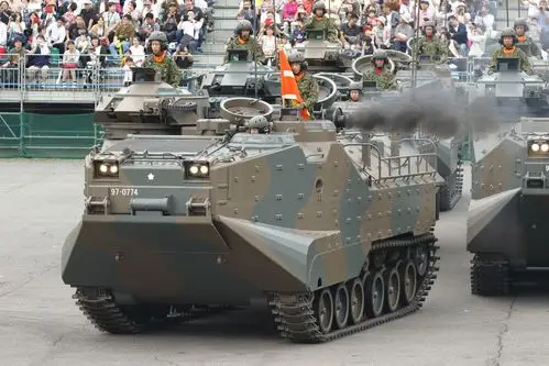 日本阅兵仪式现场,多种主战装甲车辆经过,现场浓烟滚滚!