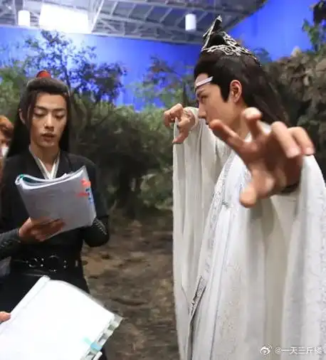 此狗在老婆面前总是见见的#博君一肖 #王一博#狗崽崽#肖战 - 抖音