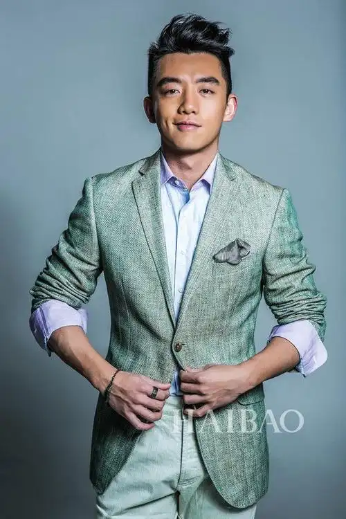 郑恺一组优雅深情的半身写真照曝光