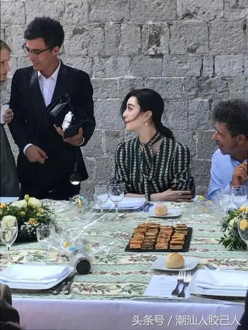 美颜暴击范冰冰与评委同事聚餐聊天身旁翻译小哥太抢镜