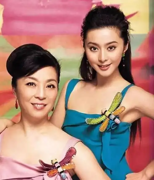 范冰冰和母亲张传美当天所到的目的地,正是范冰冰在北京的个人工作室